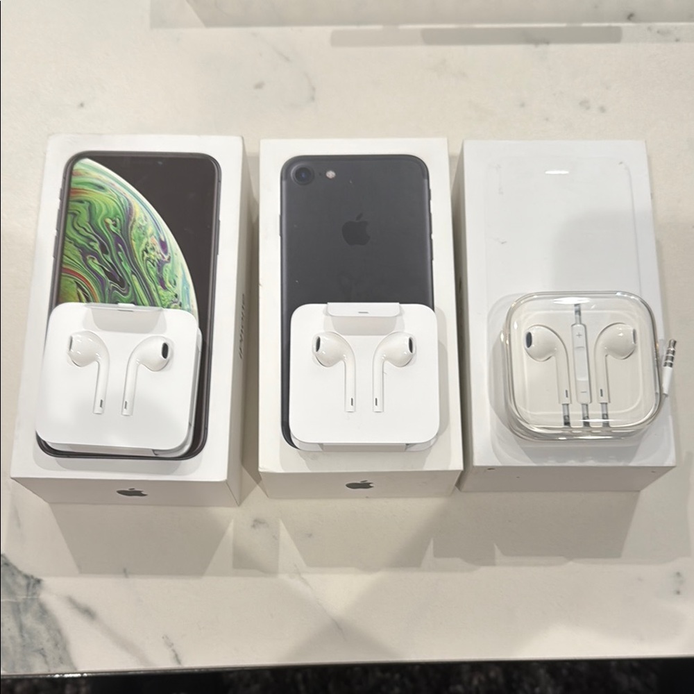 Apple Earbuds - Never Used